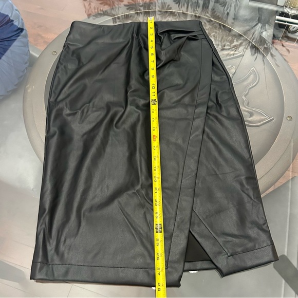 ➕Suzy Shier Elegant Black Faux Leather pencil skirt size medium - Picture 9 of 10